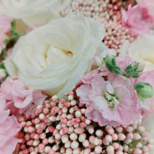 Ramo funerario de rosas blancas